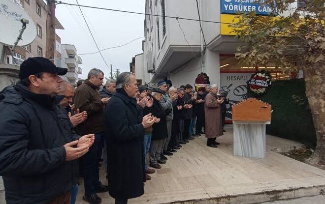 Tekirdağ’da evinde ölü bulunan hemşirenin cenazesi memleketi Edirne’de toprağa verildi